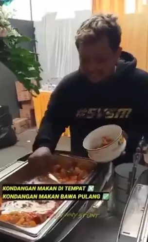 Aksi pria kondangan bawa rantang © Twitter/@hibooran Aksi pria kondangan bawa rantang © Twitter/@hibooran