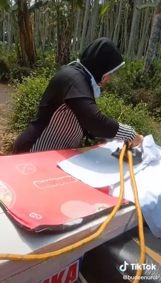 ibu usaha jasa setrika keliling dengan gerobak © TikTok/@budeenurul
