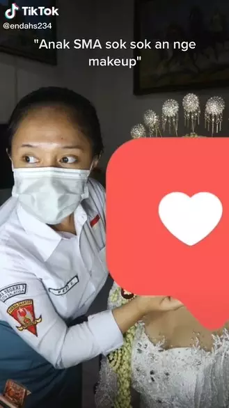 Anak SMA jadi MUA pengantin © TikTok/@endahs234 Anak SMA jadi MUA pengantin © TikTok/@endahs234