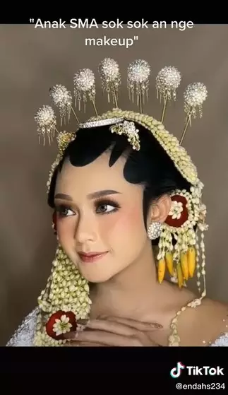 Anak SMA jadi MUA pengantin © TikTok/@endahs234 Anak SMA jadi MUA pengantin © TikTok/@endahs234
