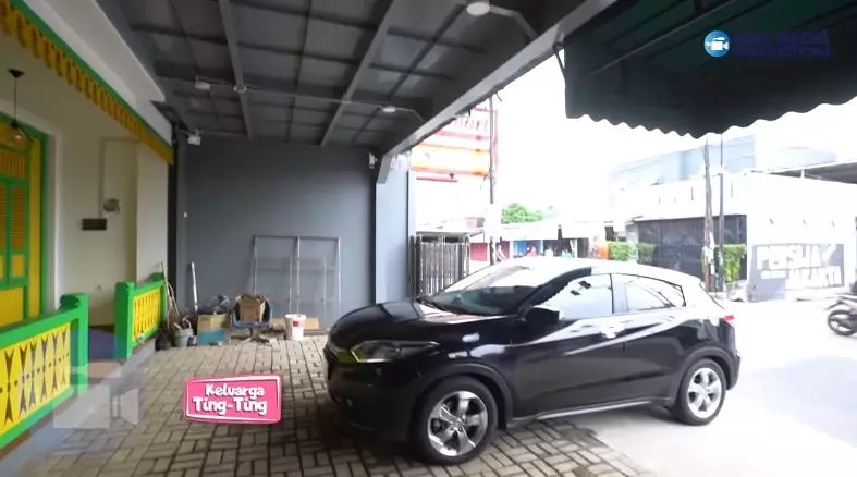 cara ayah Ayu Ting Ting desain restorannya © berbagai sumber