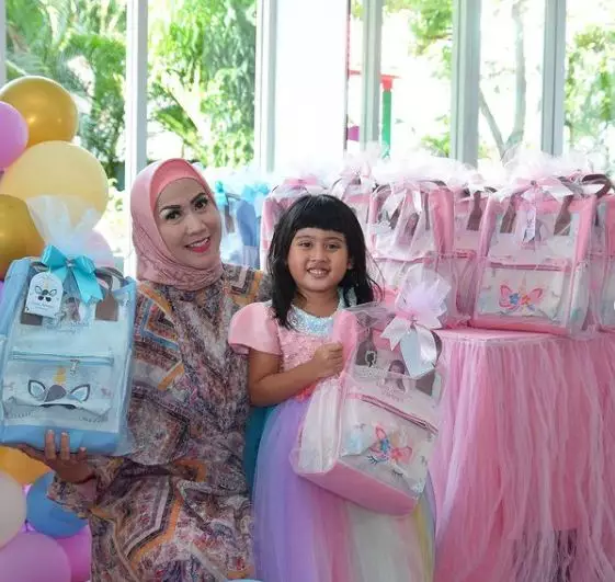 Momen Venna Melinda rayakan ultah Vania © Instagram/@vennamelindareal Momen Venna Melinda rayakan ultah Vania © Instagram/@vennamelindareal