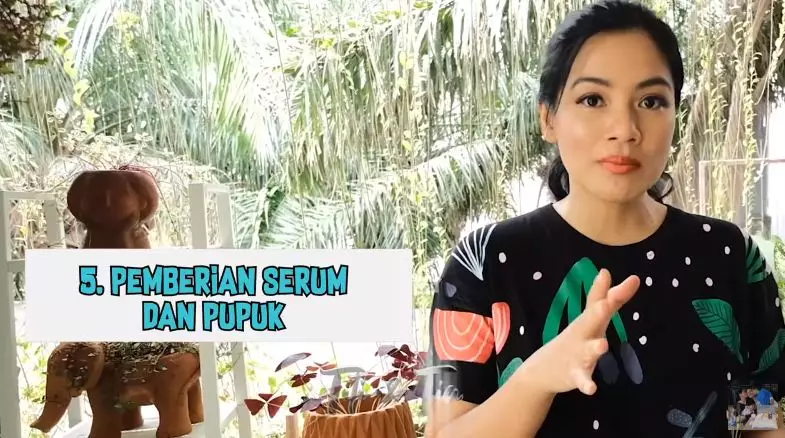 7 cara Titi Kamal rawat tanaman © YouTube/Titi dan Tian 7 cara Titi Kamal rawat tanaman © YouTube/Titi dan Tian