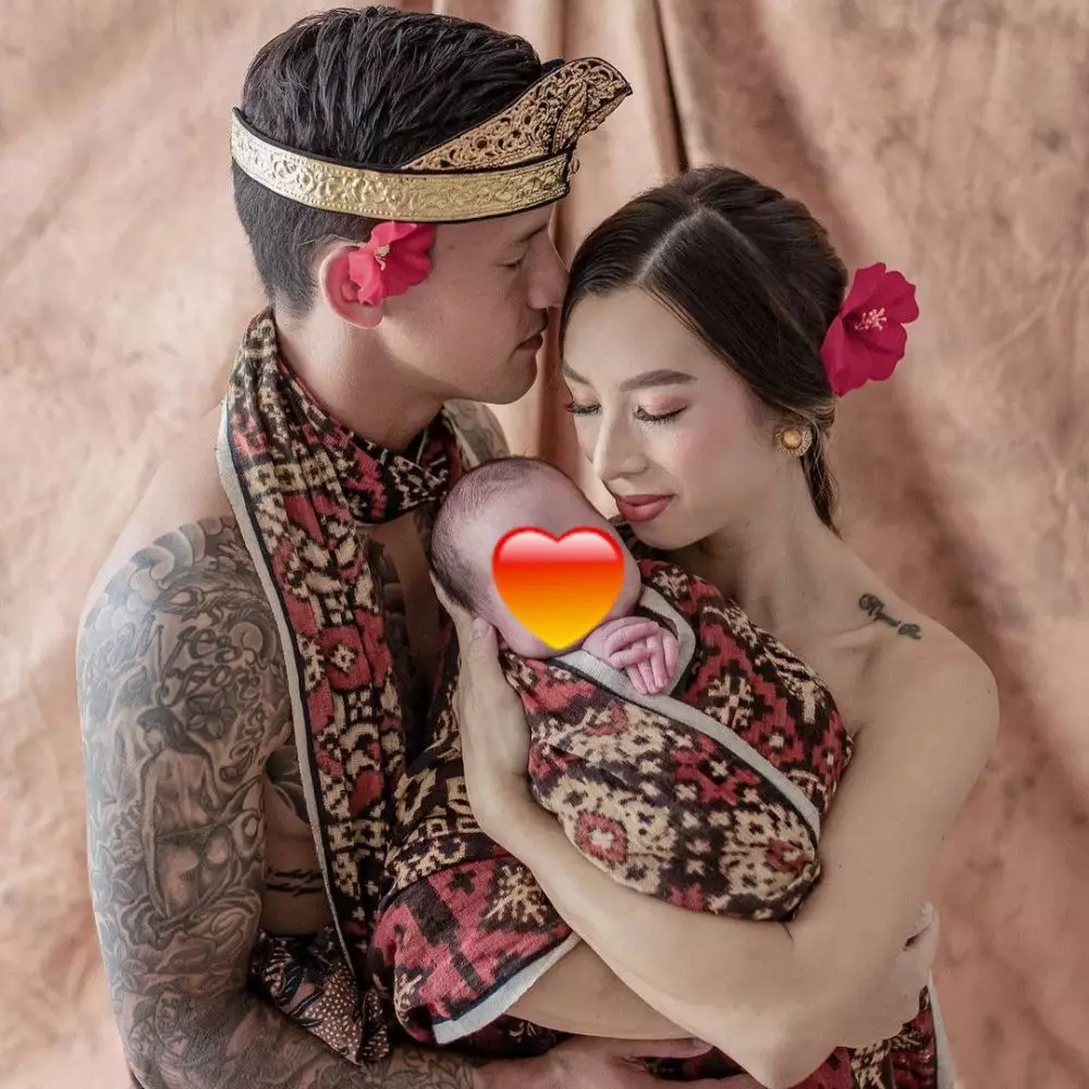 seleb perlihatkan tato tersembunyi © instagram