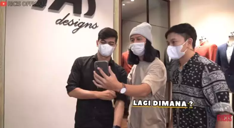 momen Ria Ricis dan Teuku Ryan ukur baju lamaran © YouTube/Ricis Official momen Ria Ricis dan Teuku Ryan ukur baju lamaran © YouTube/Ricis Official