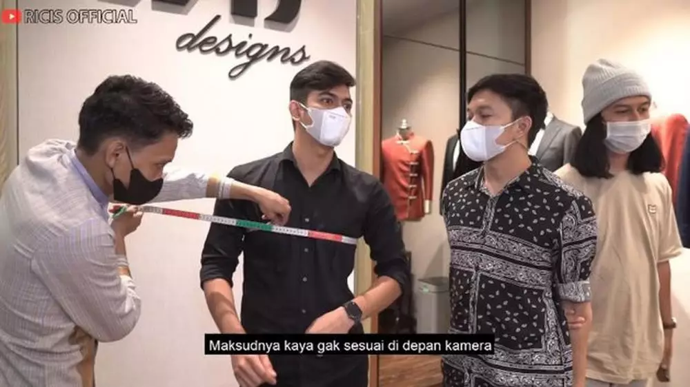 momen Ria Ricis dan Teuku Ryan ukur baju lamaran © YouTube/Ricis Official momen Ria Ricis dan Teuku Ryan ukur baju lamaran © YouTube/Ricis Official