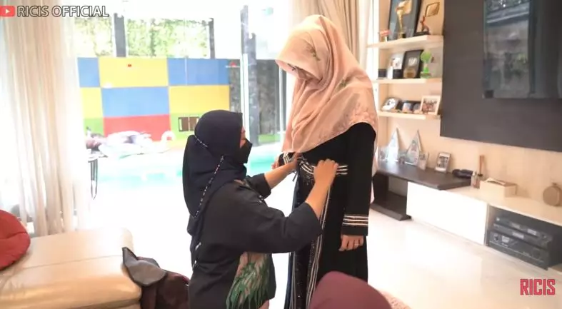 momen Ria Ricis dan Teuku Ryan ukur baju lamaran © YouTube/Ricis Official momen Ria Ricis dan Teuku Ryan ukur baju lamaran © YouTube/Ricis Official