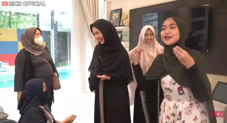 momen Ria Ricis dan Teuku Ryan ukur baju lamaran © YouTube/Ricis Official momen Ria Ricis dan Teuku Ryan ukur baju lamaran © YouTube/Ricis Official