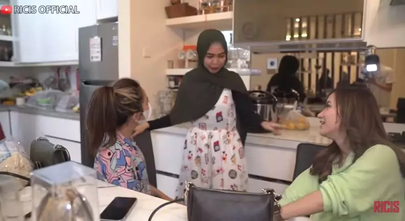 momen Ria Ricis dan Teuku Ryan ukur baju lamaran © YouTube/Ricis Official momen Ria Ricis dan Teuku Ryan ukur baju lamaran © YouTube/Ricis Official