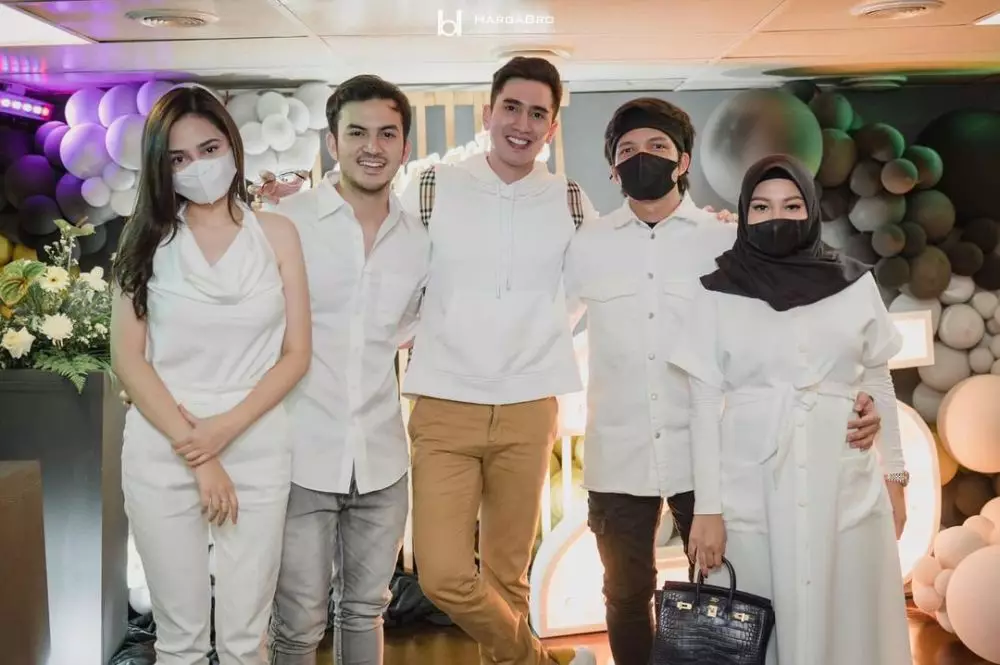 Cara Aurel Hermansyah mix and match busana saat hamil © 2021 brilio.net Cara Aurel Hermansyah mix and match busana saat hamil © 2021 brilio.net