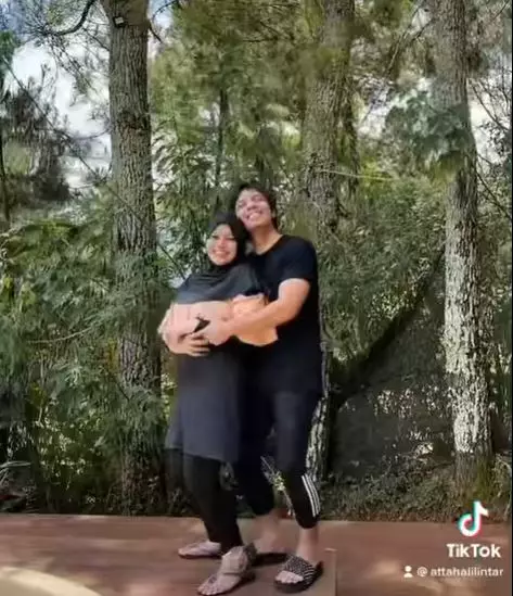 Cara Aurel Hermansyah mix and match busana saat hamil © 2021 brilio.net Cara Aurel Hermansyah mix and match busana saat hamil © 2021 brilio.net