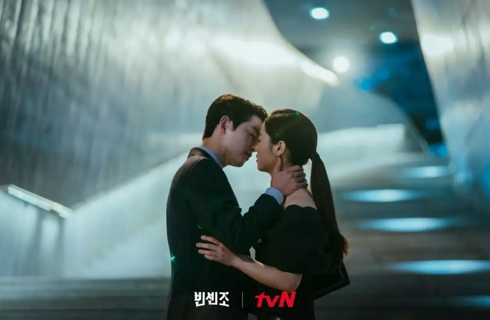 Potret romantis Song Joong-ki dan pasangan berbagai sumber