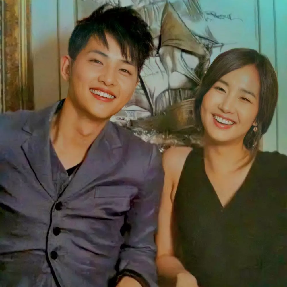 Potret romantis Song Joong-ki dan pasangan berbagai sumber