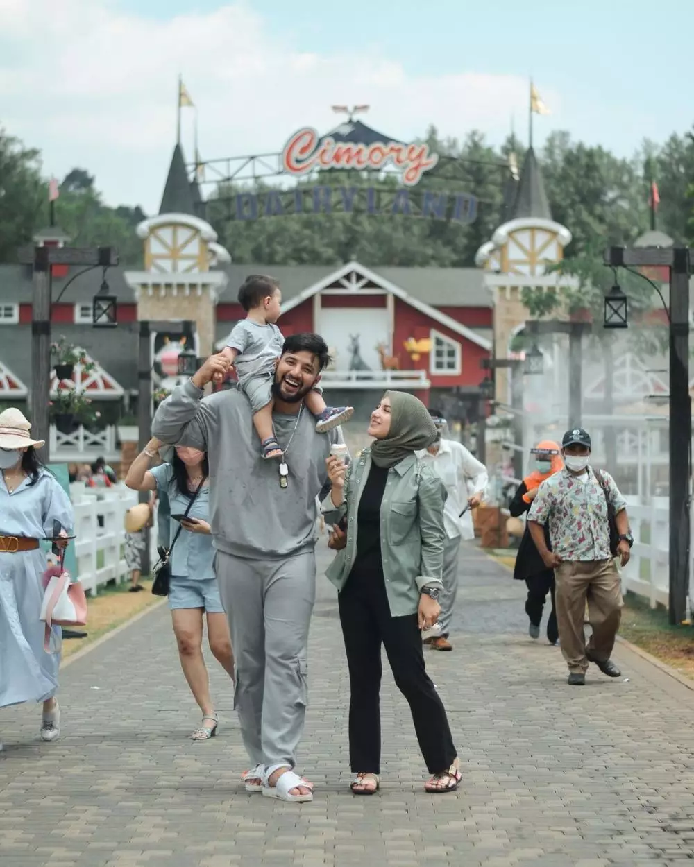 Padu padan outfit Irish Bella saat liburan © 2021 brilio.net Padu padan outfit Irish Bella saat liburan © 2021 brilio.net