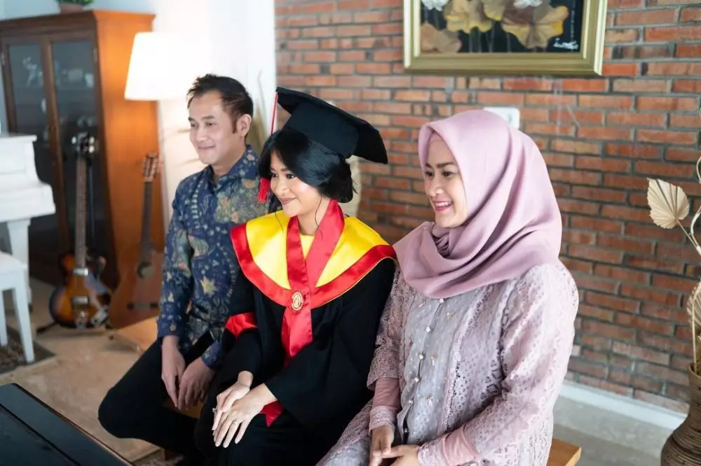 Potret kompak Ikke Nurjanah dan Aldi Bragi dampingi anak wisuda Instagram Potret kompak Ikke Nurjanah dan Aldi Bragi dampingi anak wisuda Instagram