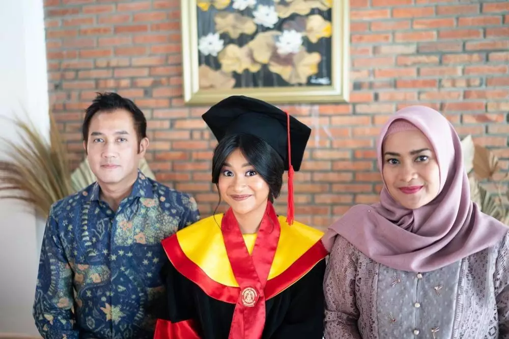 Potret kompak Ikke Nurjanah dan Aldi Bragi dampingi anak wisuda Instagram Potret kompak Ikke Nurjanah dan Aldi Bragi dampingi anak wisuda Instagram