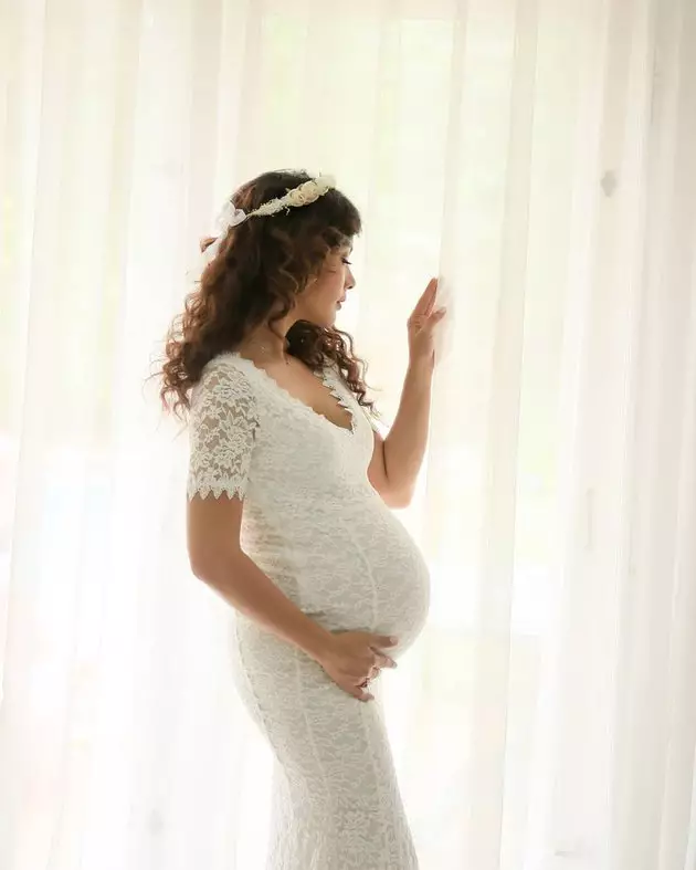 Gaya maternity shoot model catwalk dari berbagai sumber
