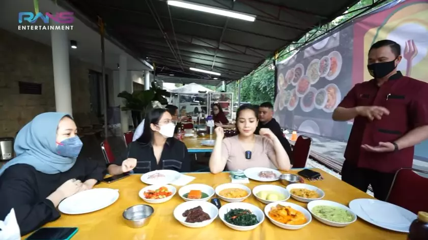 Momen Nagita Slavina borong makanan Youtube/Rans Entertainment