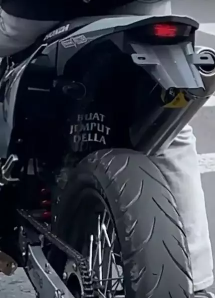 tulisan di sepeda motor yang romantis tapi bucin abis © 2021 1cak.com tulisan di sepeda motor yang romantis tapi bucin abis © 2021 1cak.com