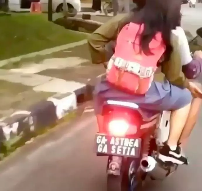 tulisan di sepeda motor yang romantis tapi bucin abis © 2021 1cak.com tulisan di sepeda motor yang romantis tapi bucin abis © 2021 1cak.com