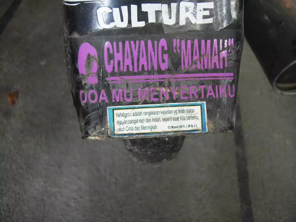 tulisan di sepeda motor yang romantis tapi bucin abis © 2021 1cak.com tulisan di sepeda motor yang romantis tapi bucin abis © 2021 1cak.com