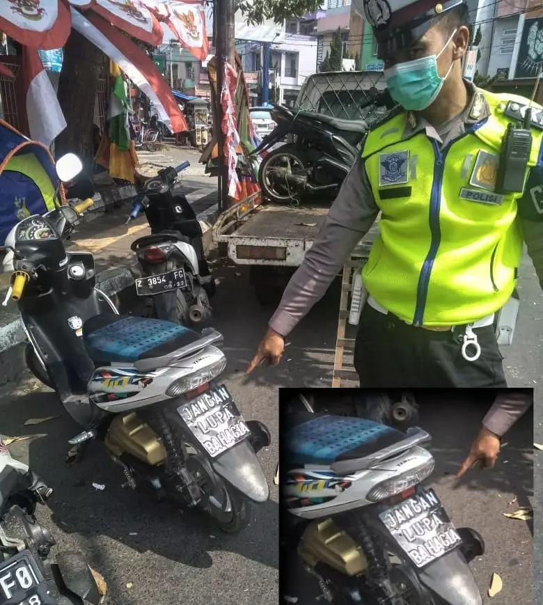 tulisan di sepeda motor yang romantis tapi bucin abis © 2021 1cak.com tulisan di sepeda motor yang romantis tapi bucin abis © 2021 1cak.com