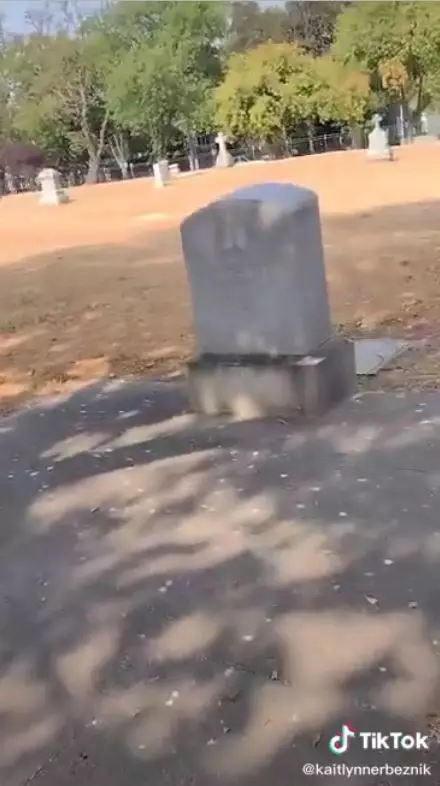 rambut di kuburan © 2021 Berbagai sumber