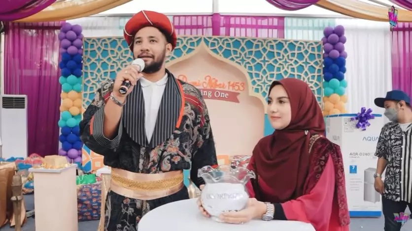 Momen Ammar Zoni Irish Bella bagi doorprize YouTube/Aish TV
