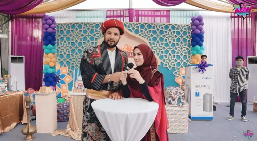 Momen Ammar Zoni Irish Bella bagi doorprize YouTube/Aish TV