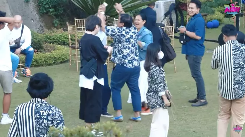 Momen Ammar Zoni Irish Bella bagi doorprize YouTube/Aish TV