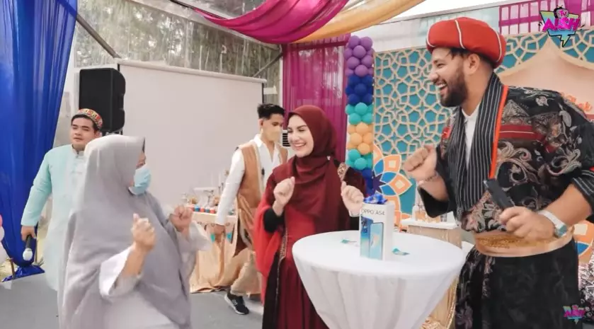 Momen Ammar Zoni Irish Bella bagi doorprize YouTube/Aish TV