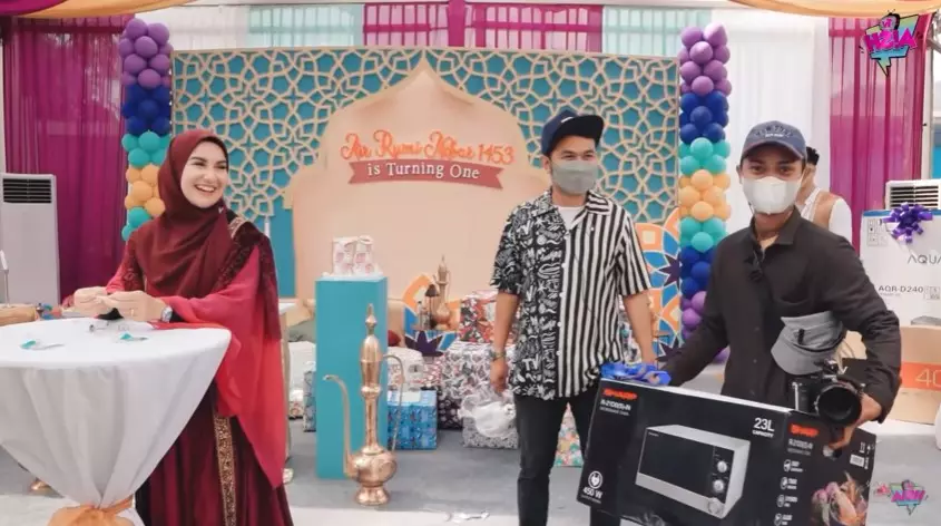 Momen Ammar Zoni Irish Bella bagi doorprize YouTube/Aish TV