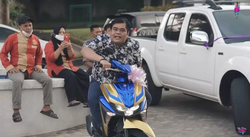 Momen Ammar Zoni Irish Bella bagi doorprize YouTube/Aish TV