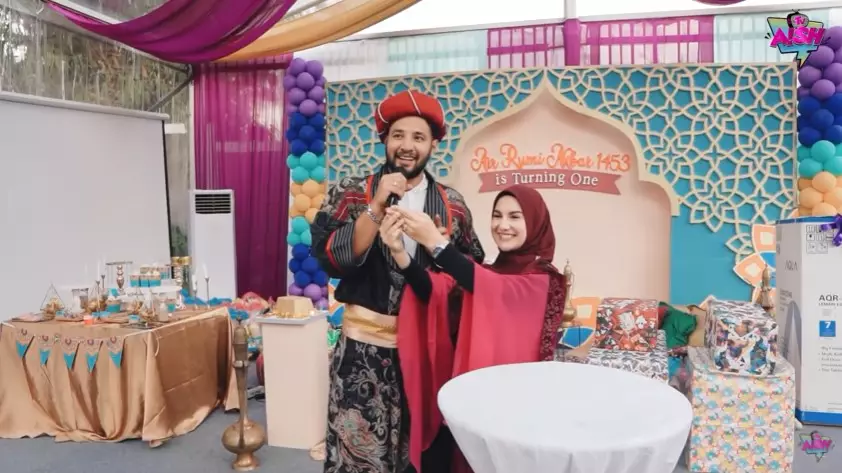 Momen Ammar Zoni Irish Bella bagi doorprize YouTube/Aish TV