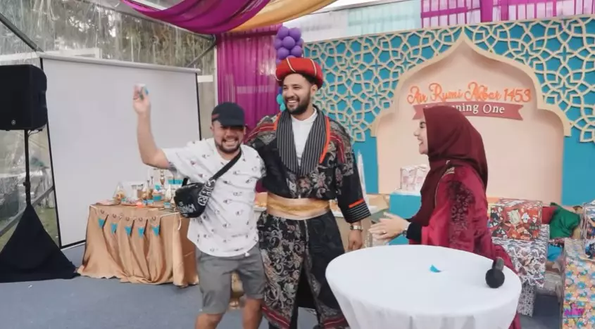 Momen Ammar Zoni Irish Bella bagi doorprize YouTube/Aish TV