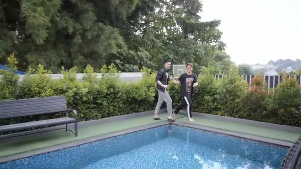 potret kolam renang seleb di rooftop © berbagai sumber