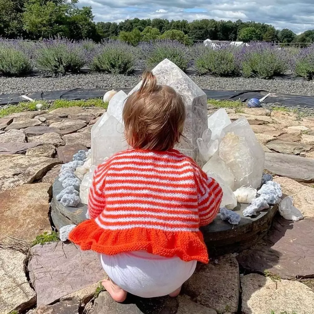 potret Bella Hadid momong anak Gigi dan Zayn Malik Instagram potret Bella Hadid momong anak Gigi dan Zayn Malik Instagram