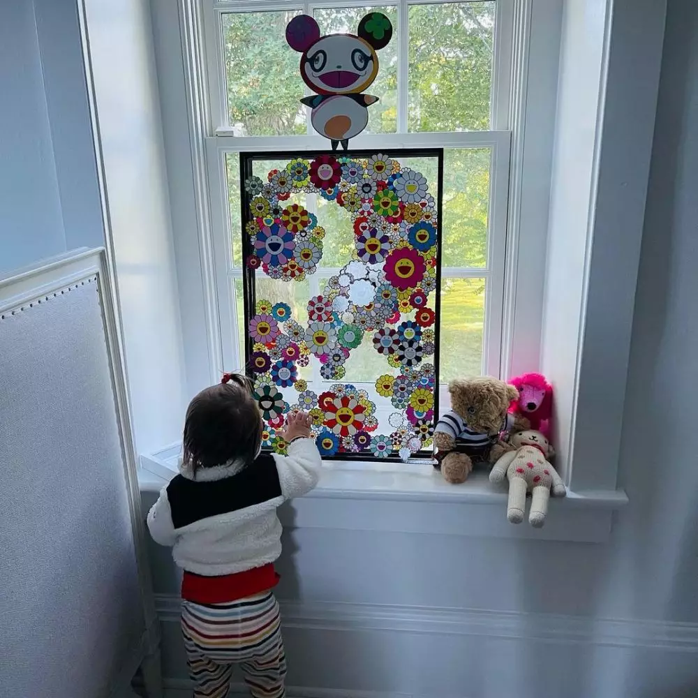 potret Bella Hadid momong anak Gigi dan Zayn Malik Instagram potret Bella Hadid momong anak Gigi dan Zayn Malik Instagram