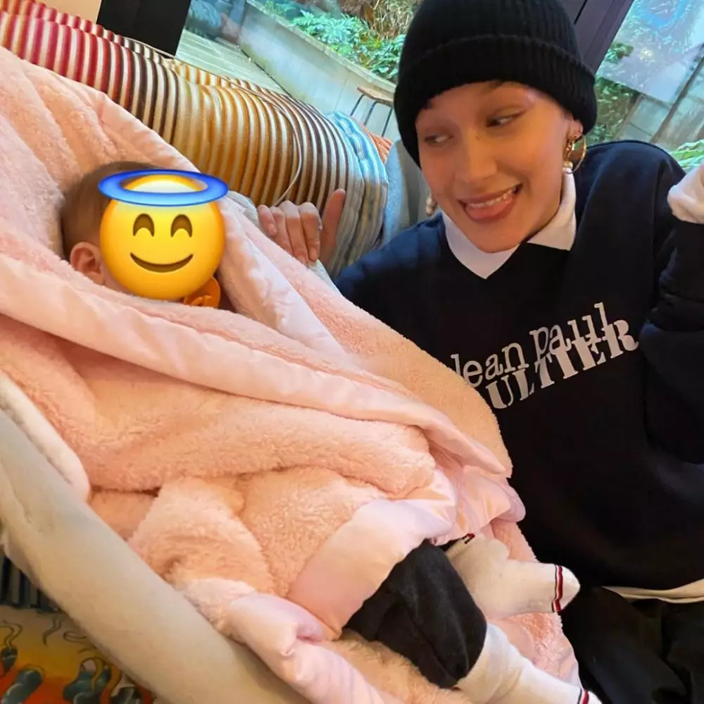 potret Bella Hadid momong anak Gigi dan Zayn Malik Instagram potret Bella Hadid momong anak Gigi dan Zayn Malik Instagram