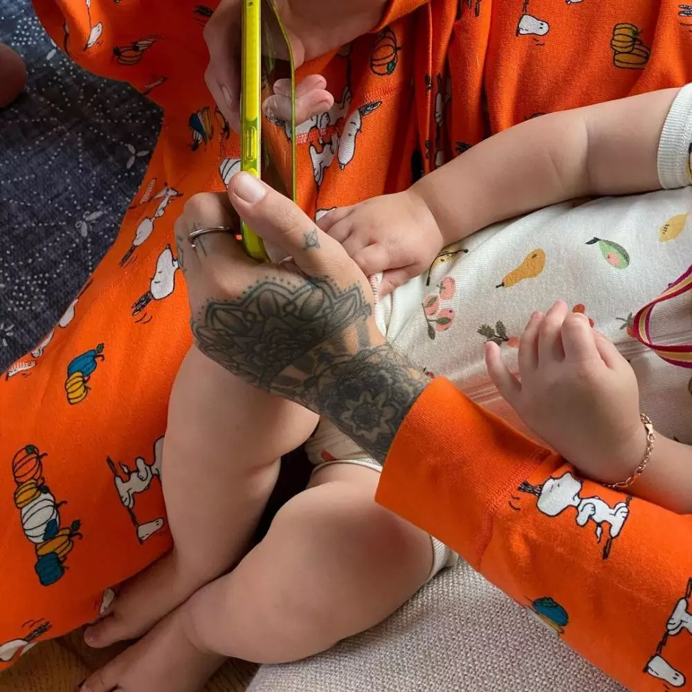 potret Bella Hadid momong anak Gigi dan Zayn Malik Instagram potret Bella Hadid momong anak Gigi dan Zayn Malik Instagram