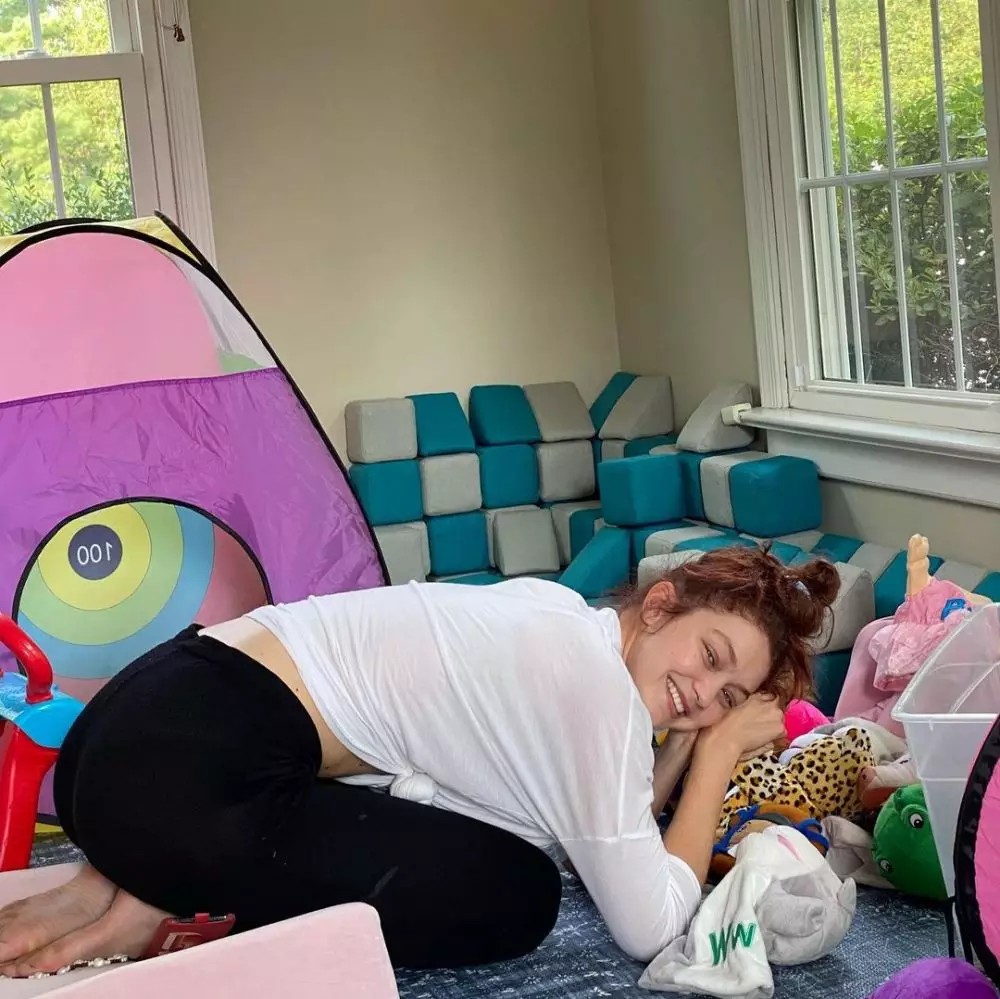 potret Bella Hadid momong anak Gigi dan Zayn Malik Instagram potret Bella Hadid momong anak Gigi dan Zayn Malik Instagram