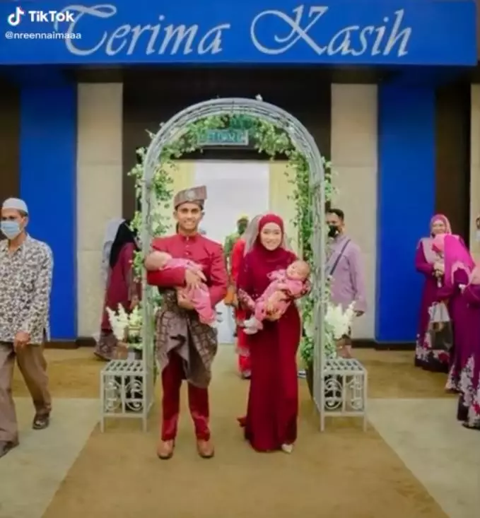 pengantin bawa dua bayi di pelaminan © 2021 brilio.net pengantin bawa dua bayi di pelaminan © 2021 brilio.net