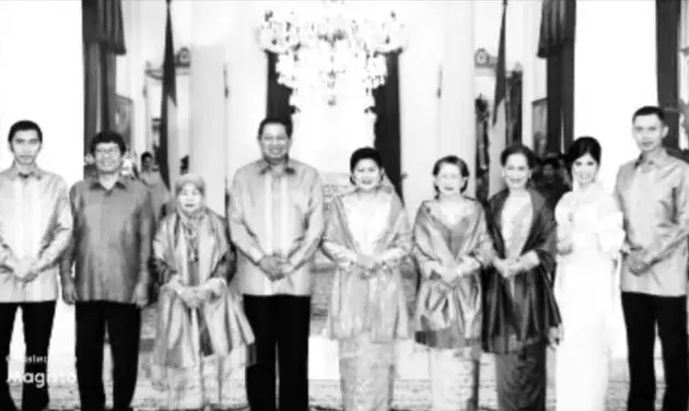 foto Annisa Pohan bareng Ibu Ageng dari berbagai sumber