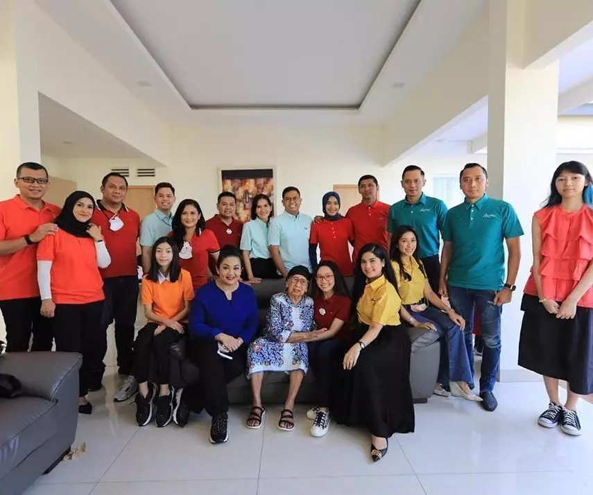 foto Annisa Pohan bareng Ibu Ageng dari berbagai sumber