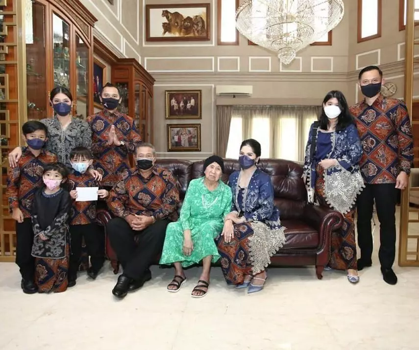 foto Annisa Pohan bareng Ibu Ageng dari berbagai sumber