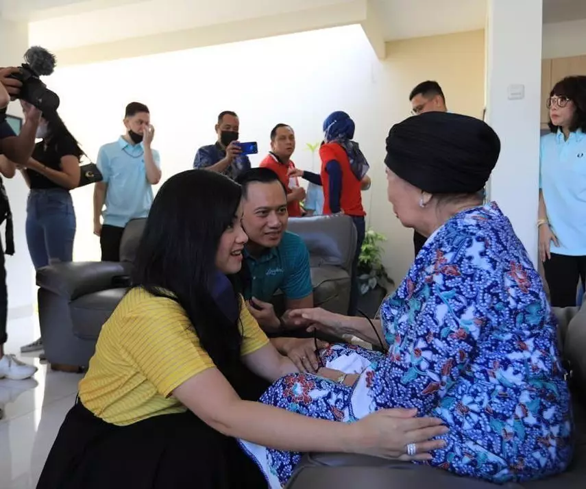 foto Annisa Pohan bareng Ibu Ageng dari berbagai sumber