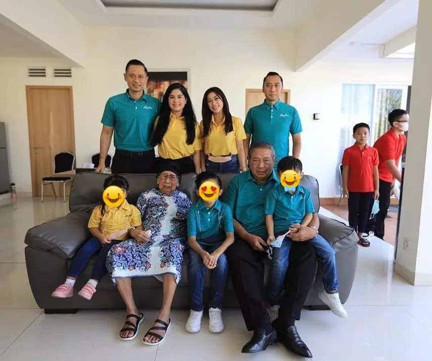 foto Annisa Pohan bareng Ibu Ageng dari berbagai sumber