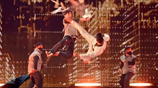 Pertunjukan Taekwondo di America's Got Talent bikin Simon Cowell melongo © YouTube/America's Got Talent Pertunjukan Taekwondo di America's Got Talent bikin Simon Cowell melongo © YouTube/America's Got Talent