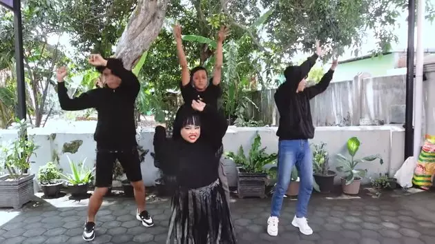 Potret Kekeyi cover MV Lisa Blackpink 'Lalisa' © YouTube/Rahmawati Kekeyi Putri Cantikka Potret Kekeyi cover MV Lisa Blackpink 'Lalisa' © YouTube/Rahmawati Kekeyi Putri Cantikka