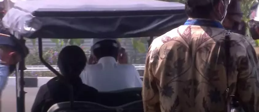 Jokowi sopiri Puan Maharani dan dua menteri © berbagai sumber Jokowi sopiri Puan Maharani dan dua menteri © berbagai sumber